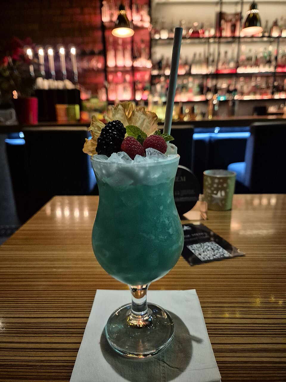 Koktej blu energjik në bar